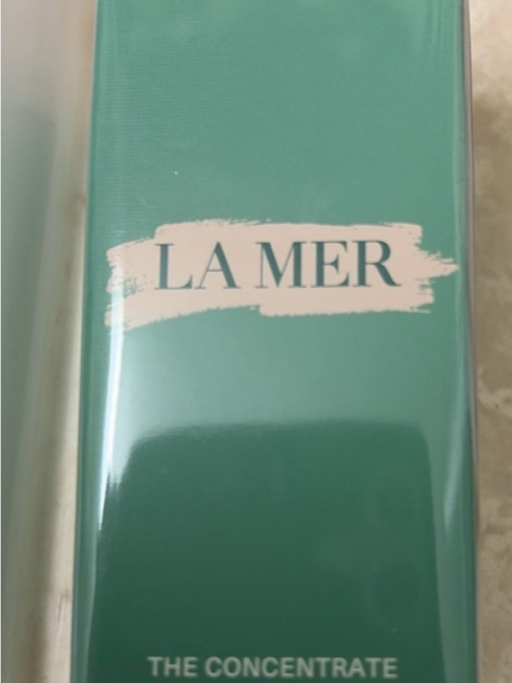 La Mer Teal & White The Concentrate Serum Packaging